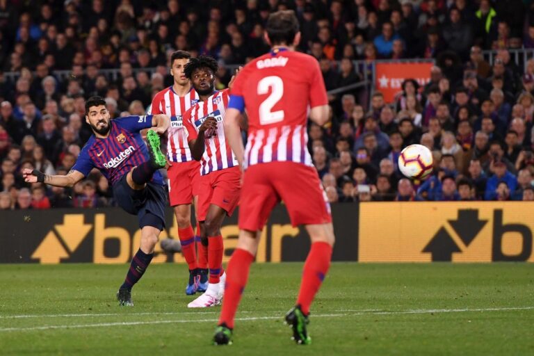 Kunstschuss: Suarez erzielt das 1:0.