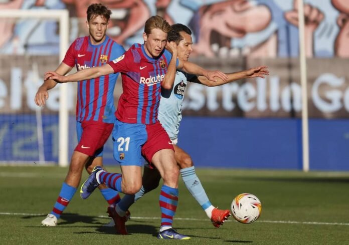 Frenkie de Jong im Zweikampf mit seinem Gegenspieler.